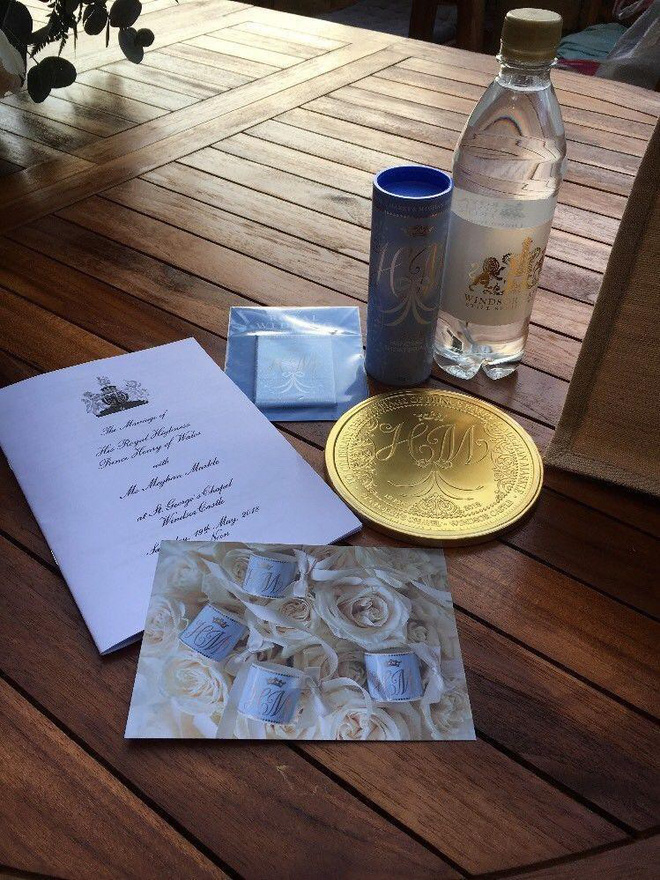 Quà cưới của Hoàng tử Harry và Công nương Meghan có gì đặc biệt mà người phụ nữ rao bán trên ebay với giá hơn 650 triệu đồng